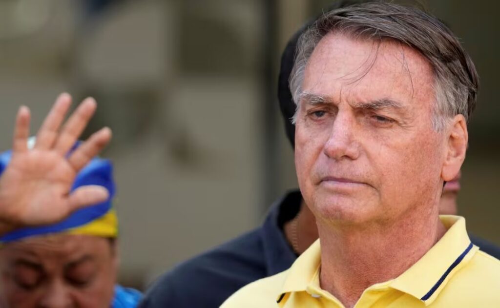 Bolsonaro es operado con éxito mientras confirma a su hijo como candidato presidencial