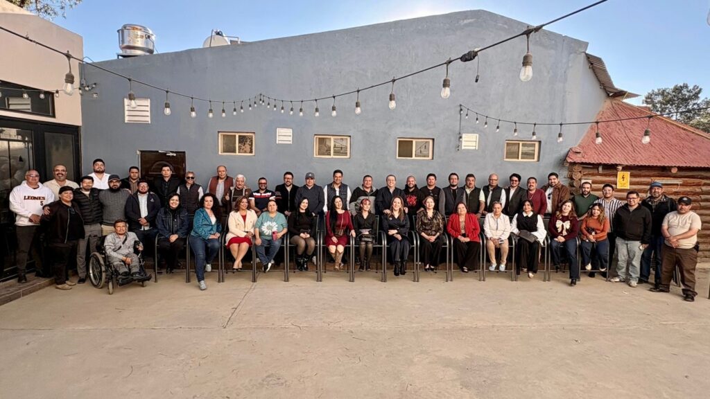 Alcalde Salvador Calderón encabeza posada con medios de comunicación en Parral