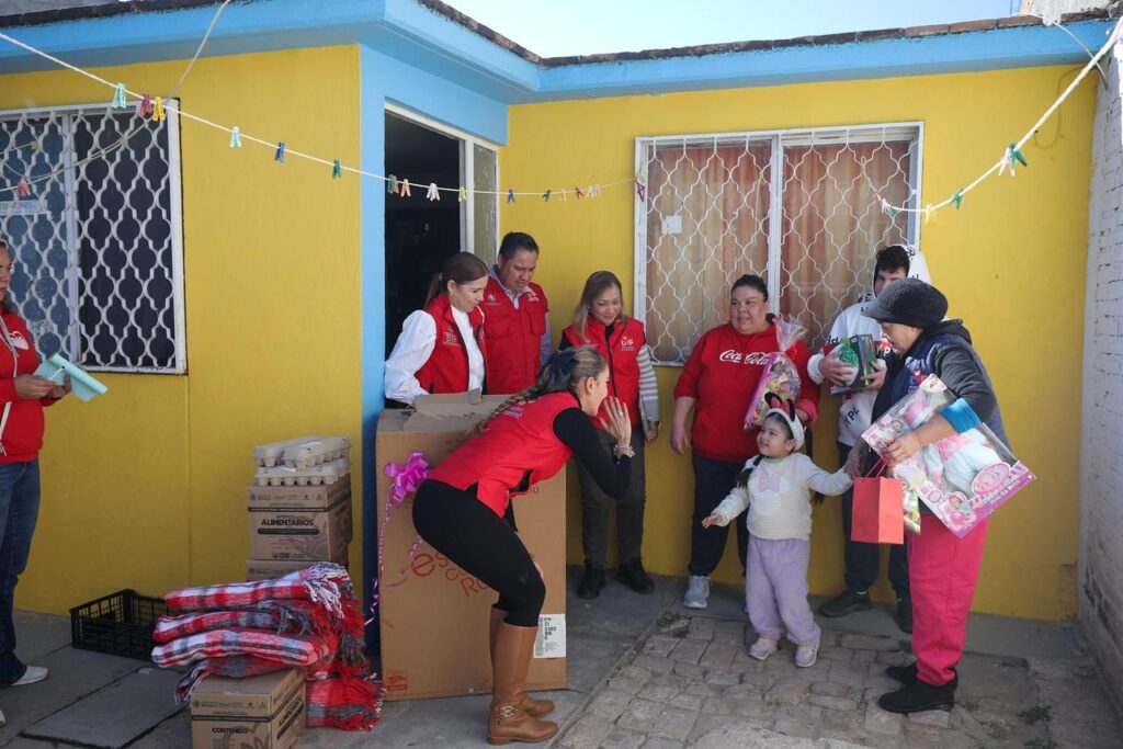 Marisol Rosso visita hogares de trabajadoras del DIF para agradecer su labor y compartir la Navidad