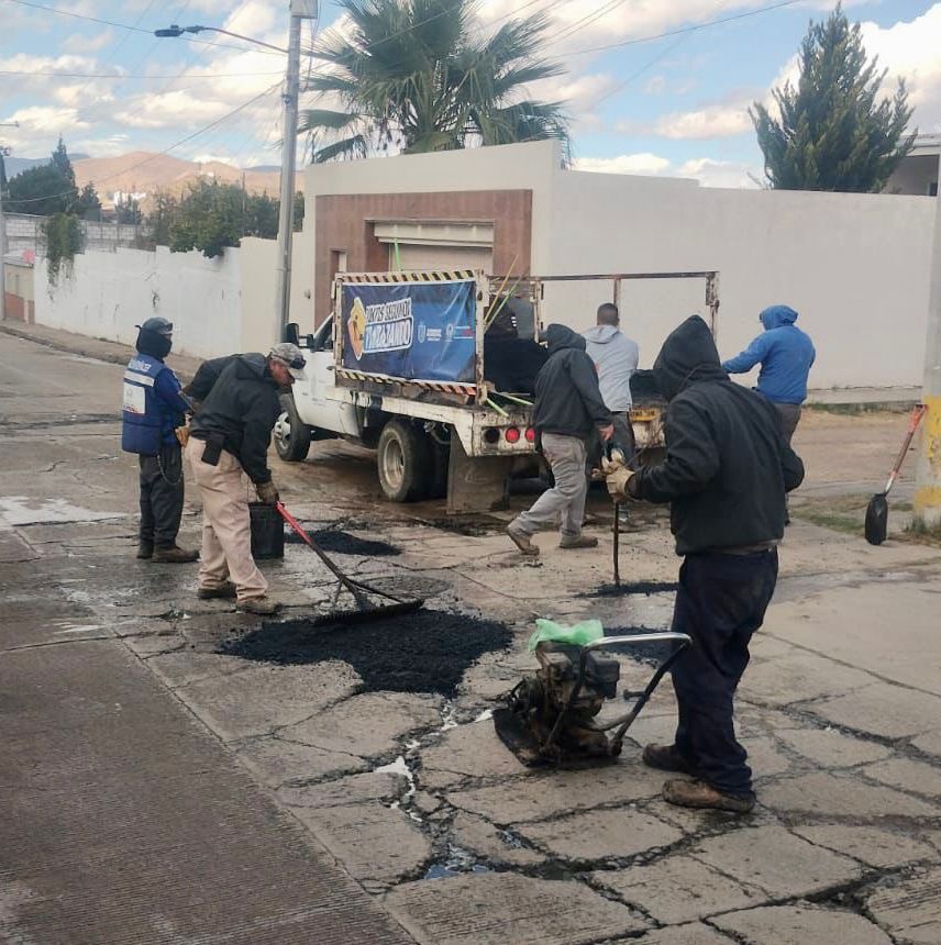 Refuerza Gobierno de Parral las acciones de bacheo en la ciudad