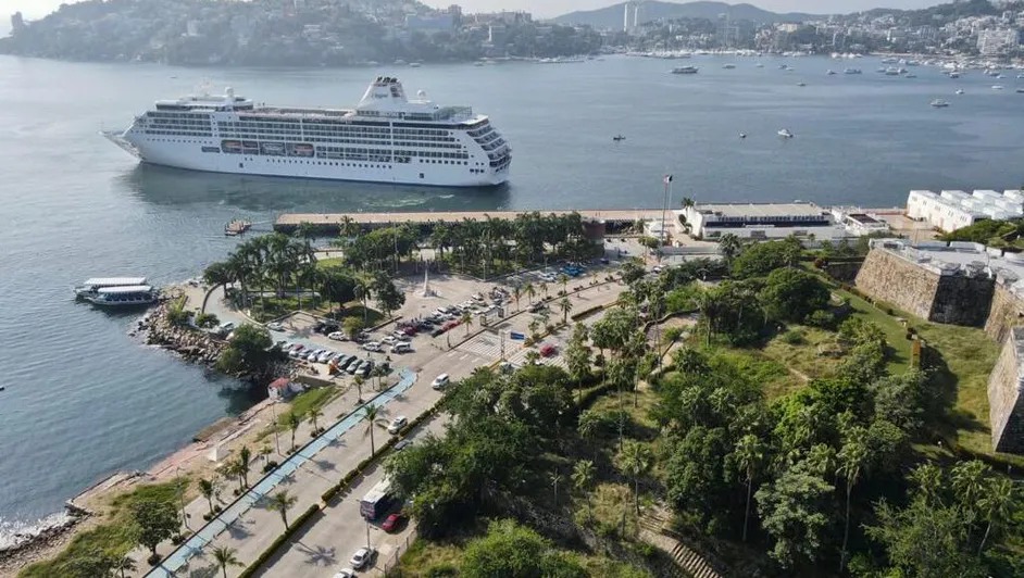Sheinbaum invita a visitar Acapulco y asegura que el puerto está de pie
