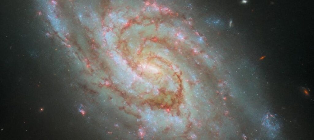 Hubble captura impactante imagen de galaxia espiral tormentosa NGC 1792