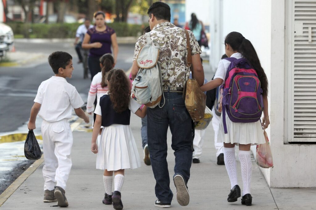 Proponen reforma para sancionar a padres por casos de bullying en escuelas mexicanas