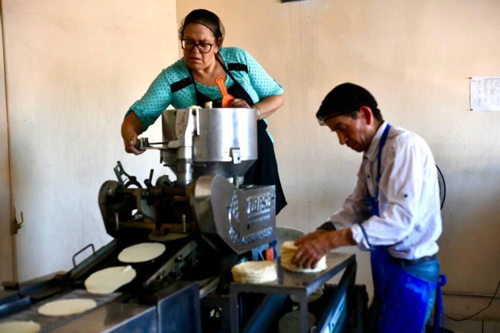 Fortalece Salvador Calderón el apoyo alimentario con tortillas a bajo costo en Parral