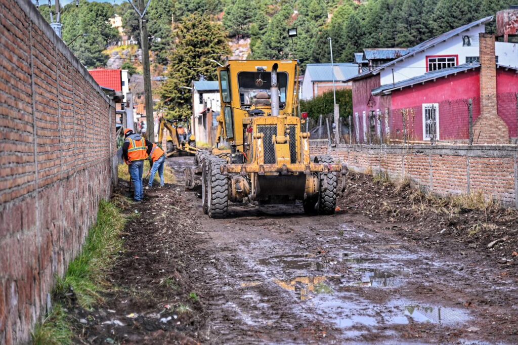 Inicia Esteban Villegas la pavimentación de la calle Picea; traerá mejor acceso y seguridad a familias de El Salto