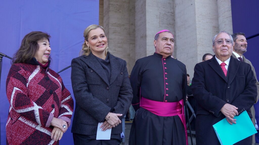 Maru Campos inaugura con nacimiento rarámuri exposición de 100 pesebres en el Vaticano