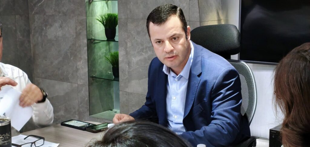 César Rivas impulsa seguridad social obligatoria para trabajadores municipales