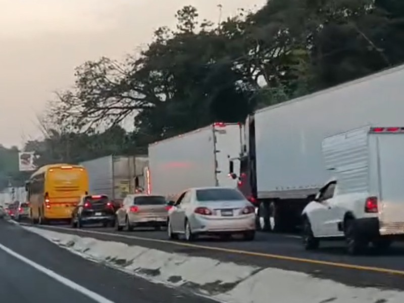 Se encuentra cerrada la circulación en la autopista Tepic–Mazatlán con dirección a Sinaloa.