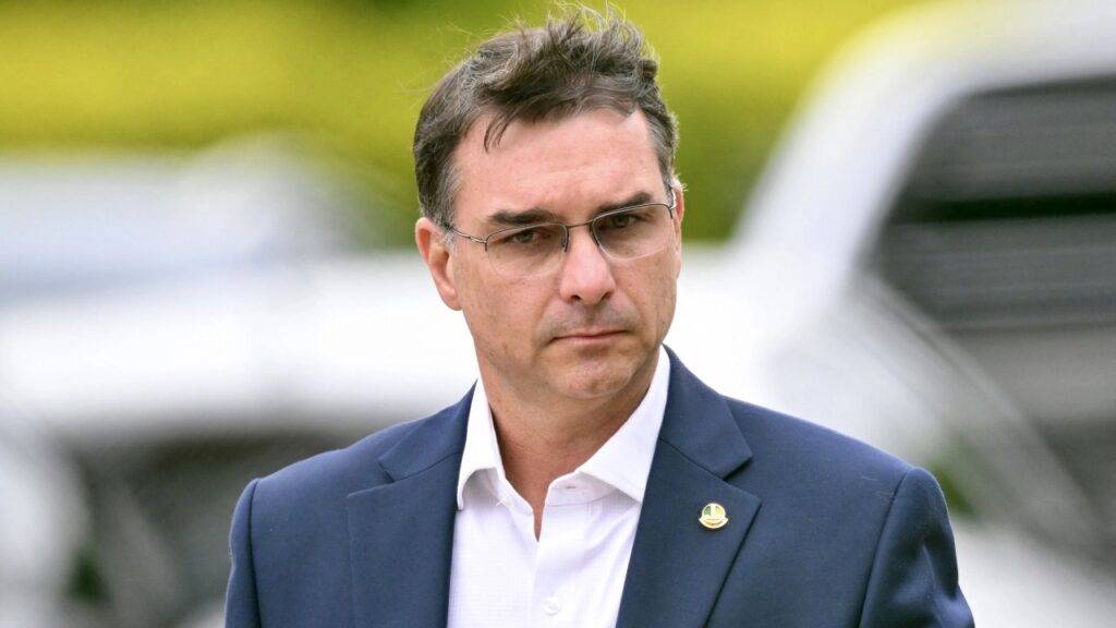 Flávio Bolsonaro confirma su candidatura presidencial para 2026