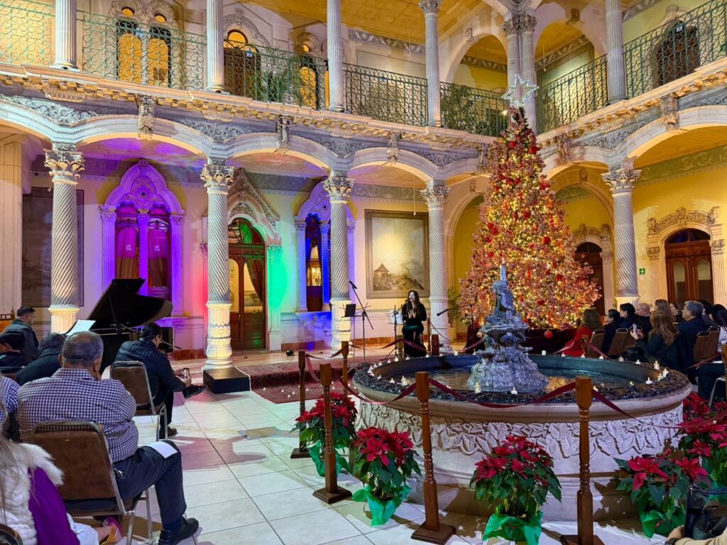 Recibe Palacio Alvarado a más de 5 mil parralenses durante Festival Navideño 2025