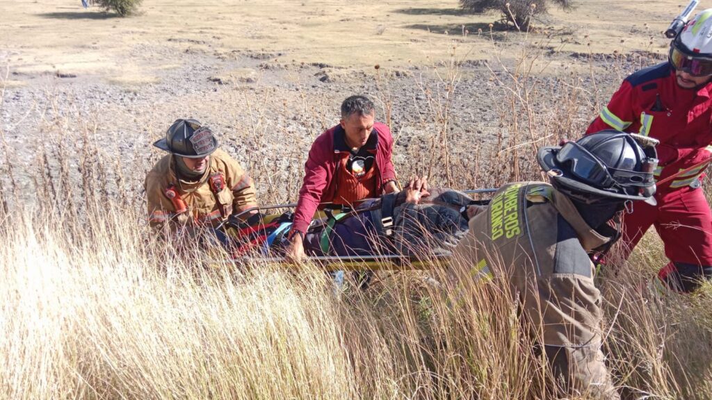 Sufren volcadura dos mujeres y un hombre de Canatlán