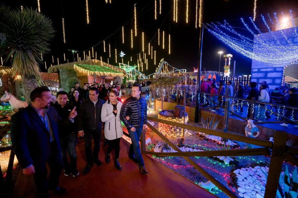 Con un espectáculo de luces y la alegría de cientos de familias, Esteban, Marisol y Toño inauguran la Feria Navideña 2025