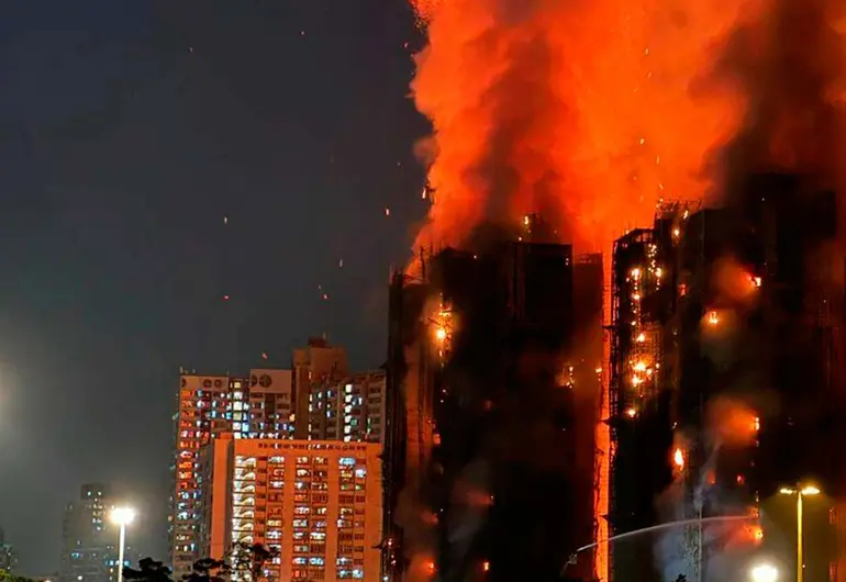 Autoridades de Hong Kong detienen a 13 por el incendio en Tai Po que dejó 151 muertos