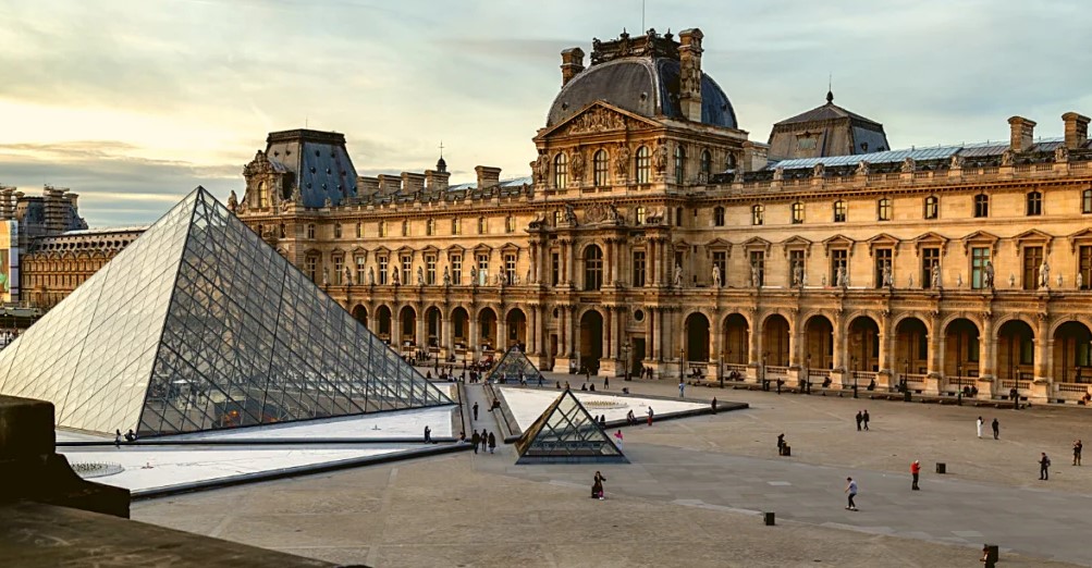 Museo del Louvre refuerza seguridad tras robo millonario