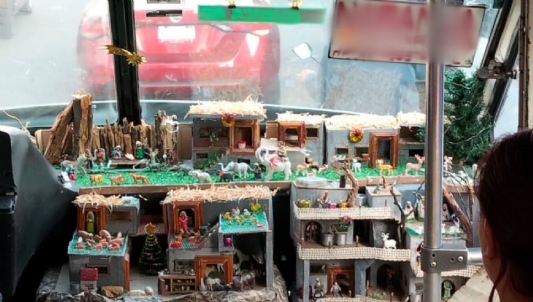 Chofer se vuelve viral por decorar su microbús con un nacimiento navideño