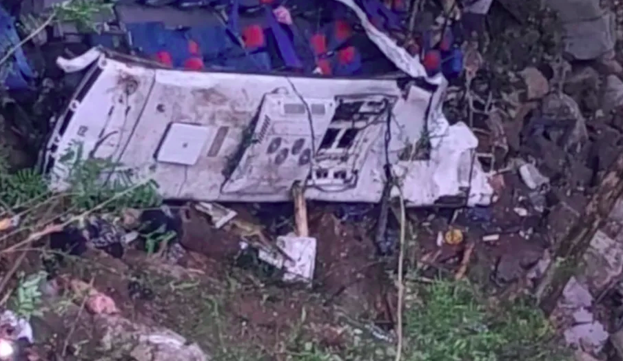 Trágico accidente de autobús escolar en Colombia deja al menos 12 muertos