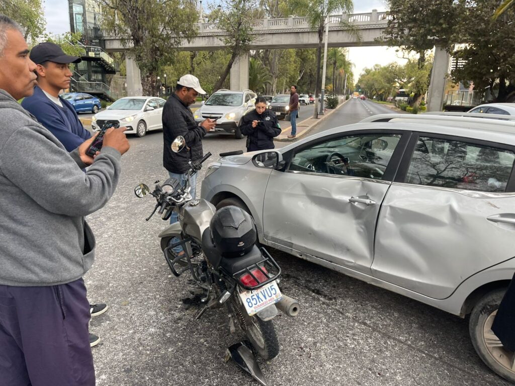 Motociclista choca contra vehículo y queda herido