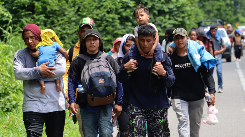 EE.UU. triplica incentivo a migrantes para que regresen voluntariamente a su país