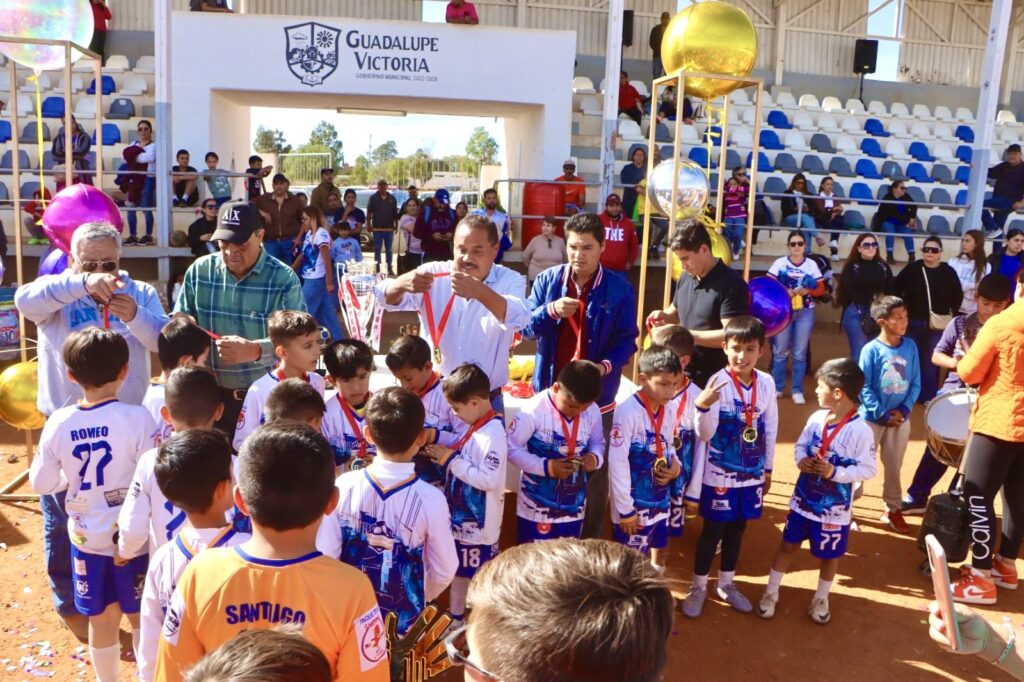 Premian a los ganadores de la Liga Infantil de Fútbol