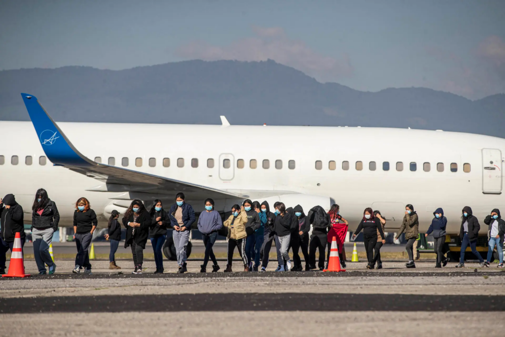 Gobierno de EU presume salidas récord de migrantes, pero sin pruebas públicas