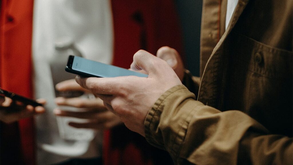 La CRT ordena registrar todas las líneas móviles o serán desactivadas