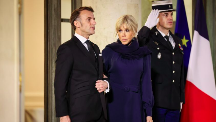 Brigitte Macron insulta a manifestantes feministas