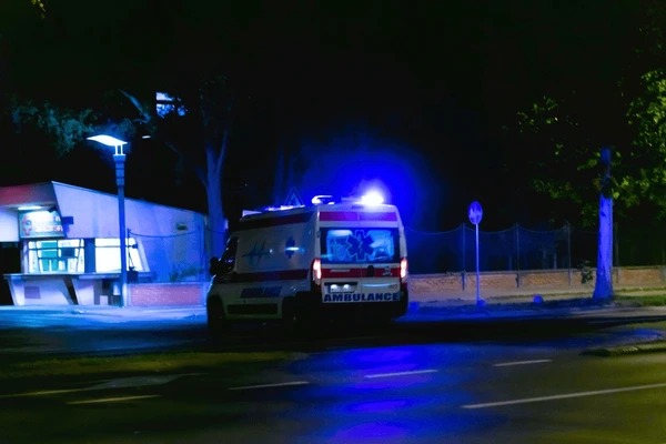 Joven queda inconsciente al accidentarse en su motocicleta
