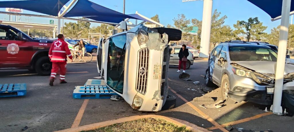 Chocó y volcó en estacionamiento de Centro Comercial
