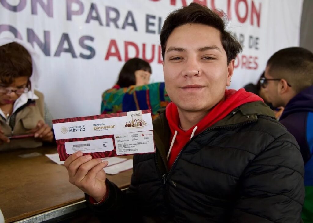 Jóvenes Construyendo el Futuro incrementa monto de pago y garantiza seguro médico en 2026