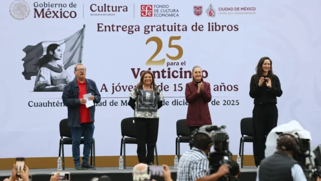 Sheinbaum entrega libros gratuitos a jóvenes en el Zócalo de la CDMX