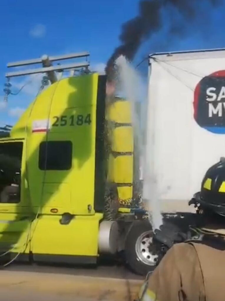 Así sofocaron el incendio en cabina de tráiler (video)