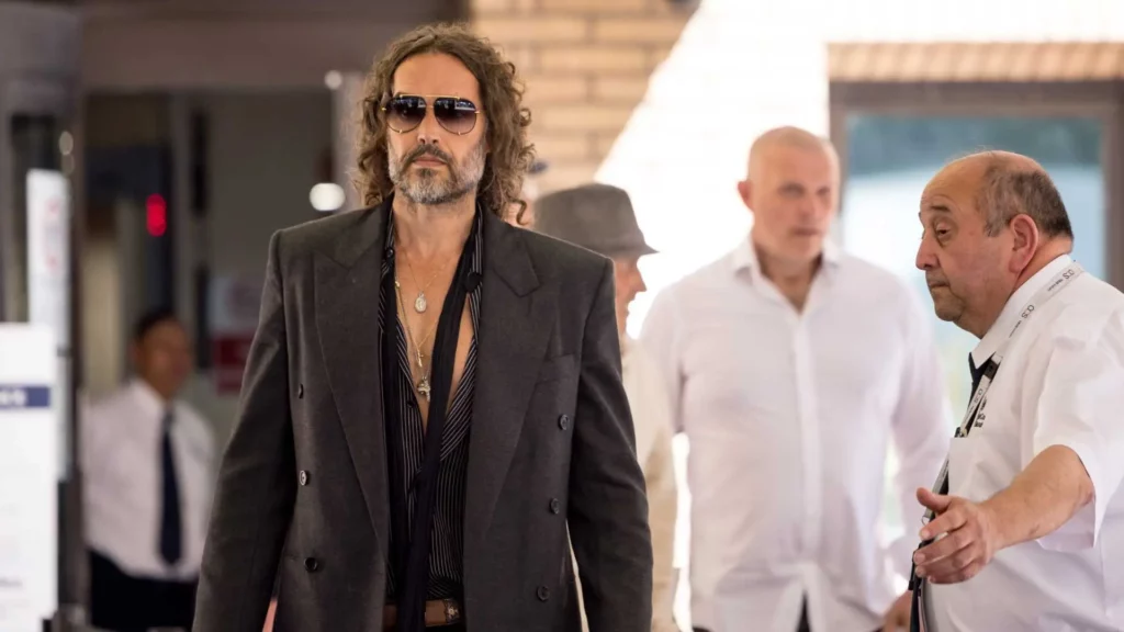 Russell Brand enfrenta nuevos cargos penales en Reino Unido