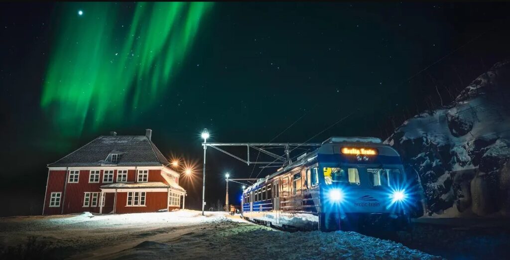 Noruega lanza un tren de cristal para cazar auroras boreales
