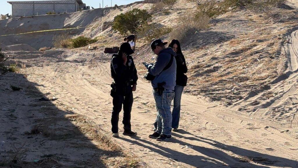 Aparece hombre envuelto en cobija en plena vía pública en Juárez