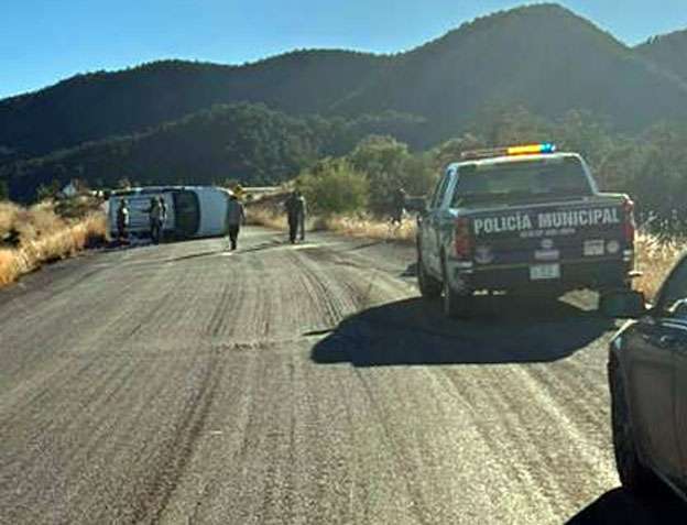 Mueren dos en volcadura en la Nonoava–Guachochi