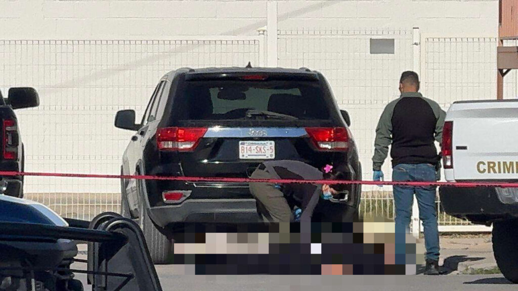 Ejecutan a hombre en Chihuahua en estacionamiento del centro comercial San José