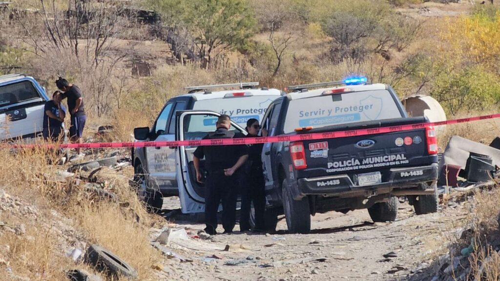 Hallan a hombre muerto en camino de terracería en Chihuahua