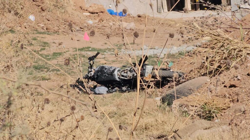 Hallan motocicleta calcinada y mochilas con sangre en Chihuahua