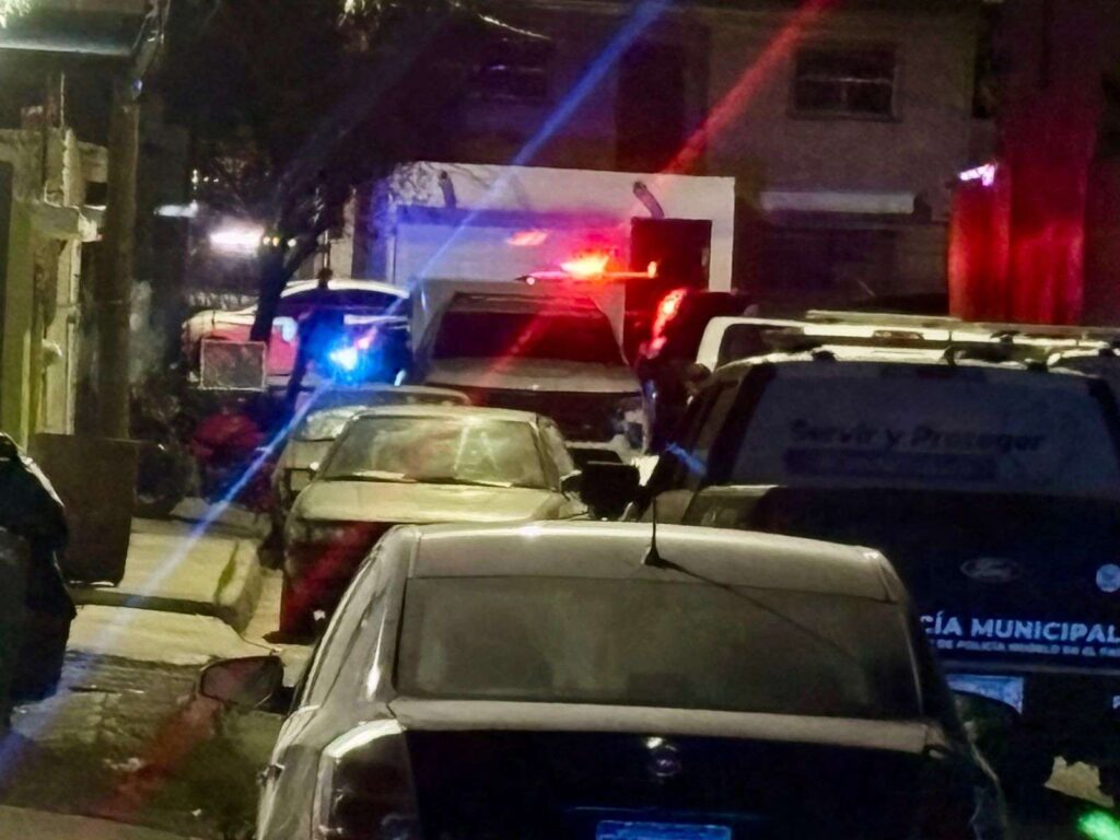 Hallan cuerpo torturado con narcomensaje en la colonia Rosario