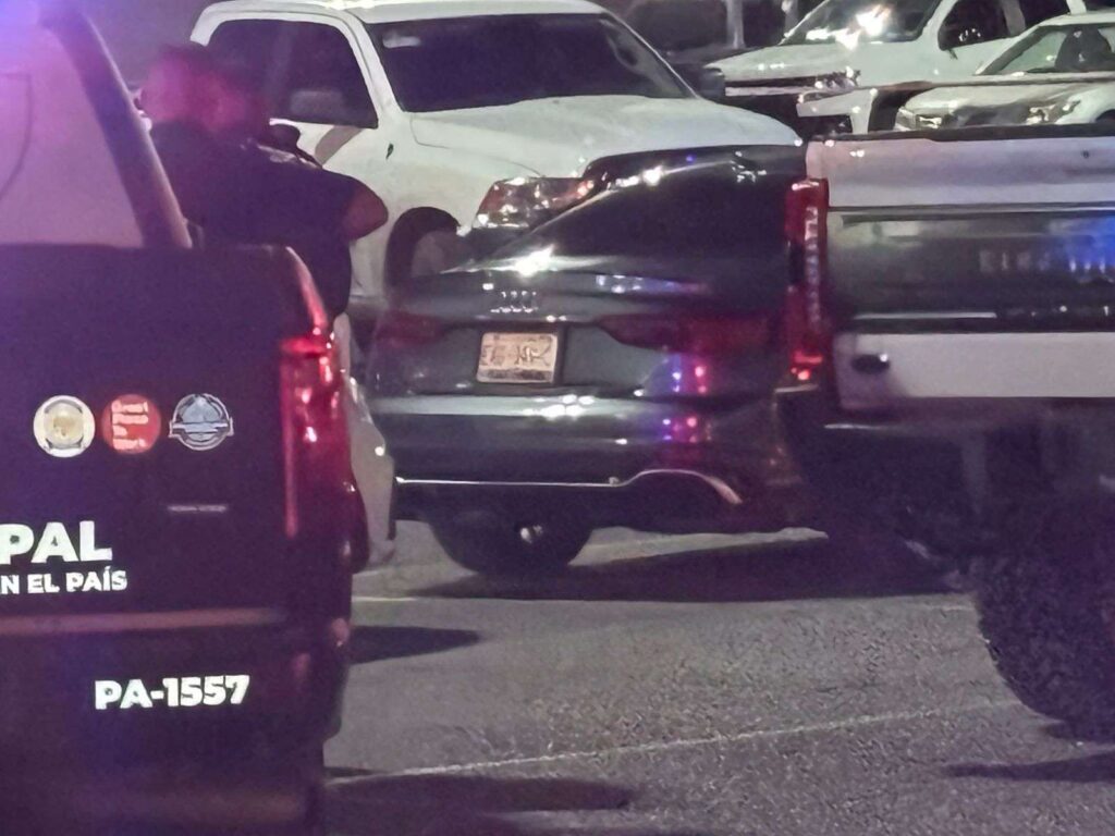 Ejecutan a joven dentro de un Audi en Chihuahua, en el Periférico de la Juventud