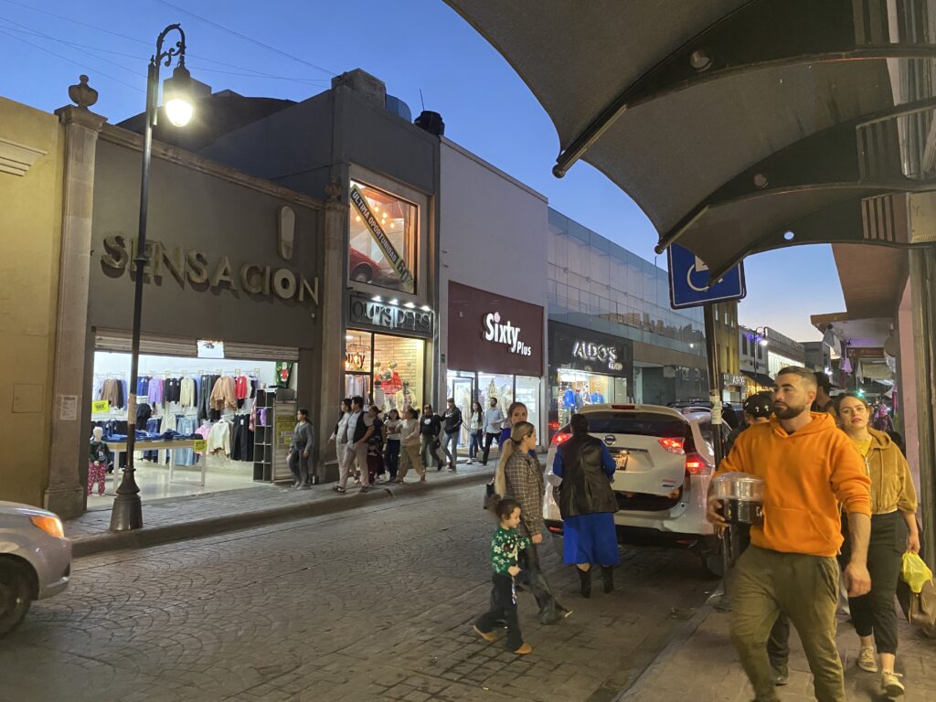 Parralenses abarrotan el centro para cambiar regalos de Navidad