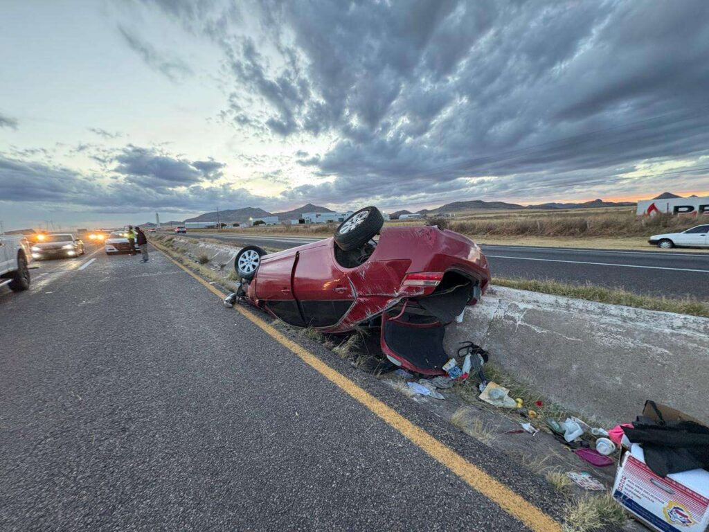 Aparatosa volcadura y conato de incendio en carretera a Cuauhtémoc, Chihuahua