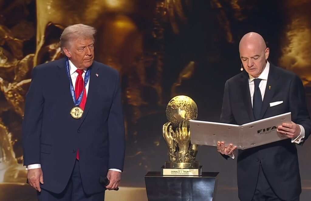 Donald Trump recibió el Premio de la Paz de la FIFA