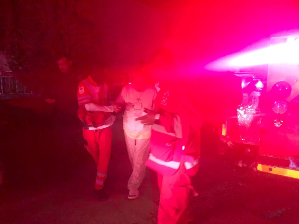 Bomberos salvan a mujer de incendio en su casa