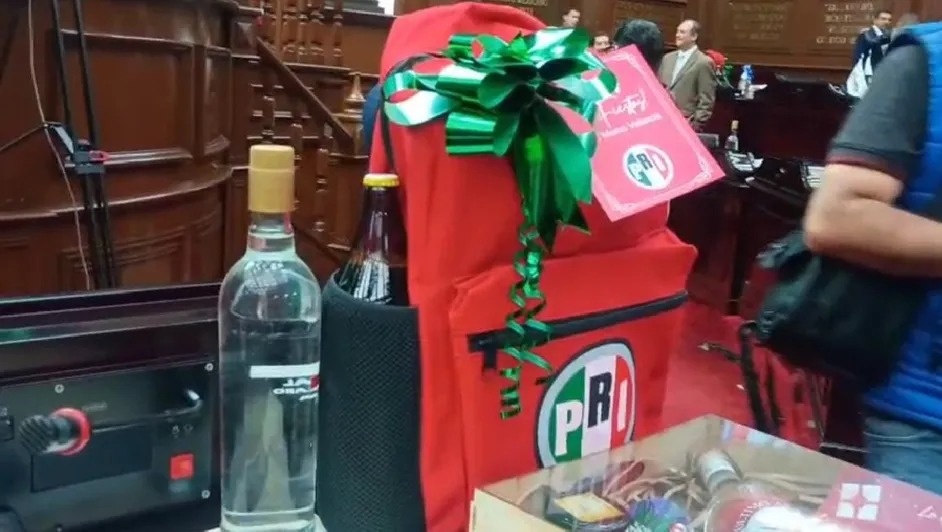 PRI reparte mochilas con caguamas a diputados en el Congreso de Michoacán