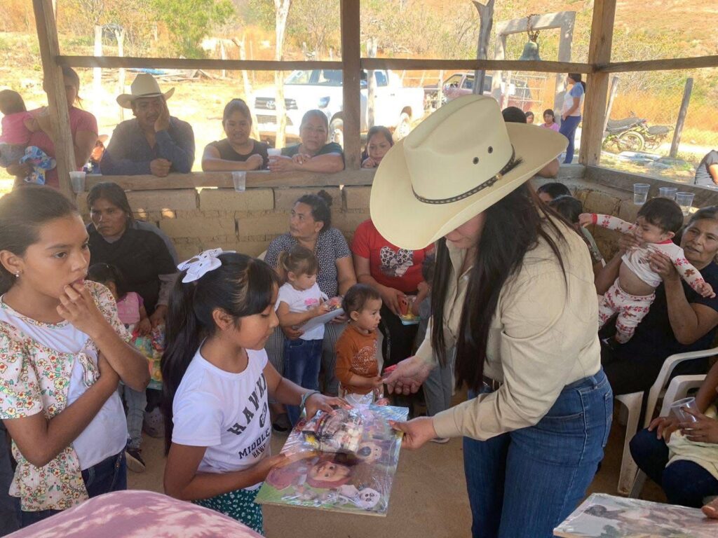 Continúa gira de la alcaldesa Nancy Flores en comunidades