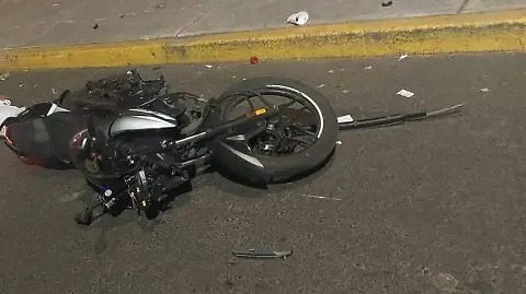 Derrapa en su motocicleta y pierde a vida