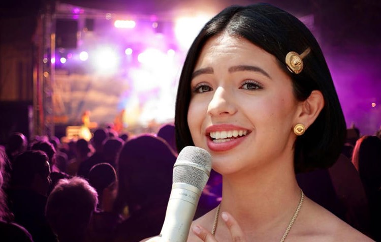 Ángela Aguilar se arrodilla ante su público en Texas