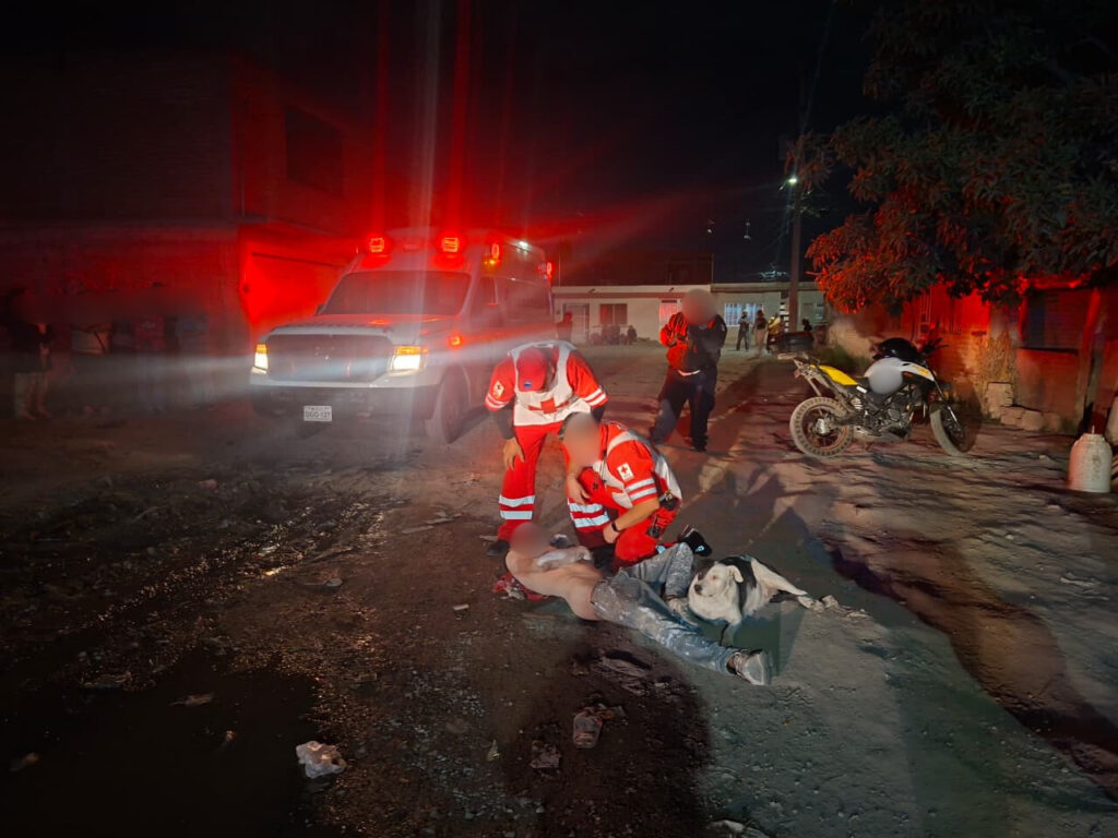 Desconocidos lo lesionaron y le quitaron su dinero; cuando llegó la Cruz Roja lo cuidaba su perrito