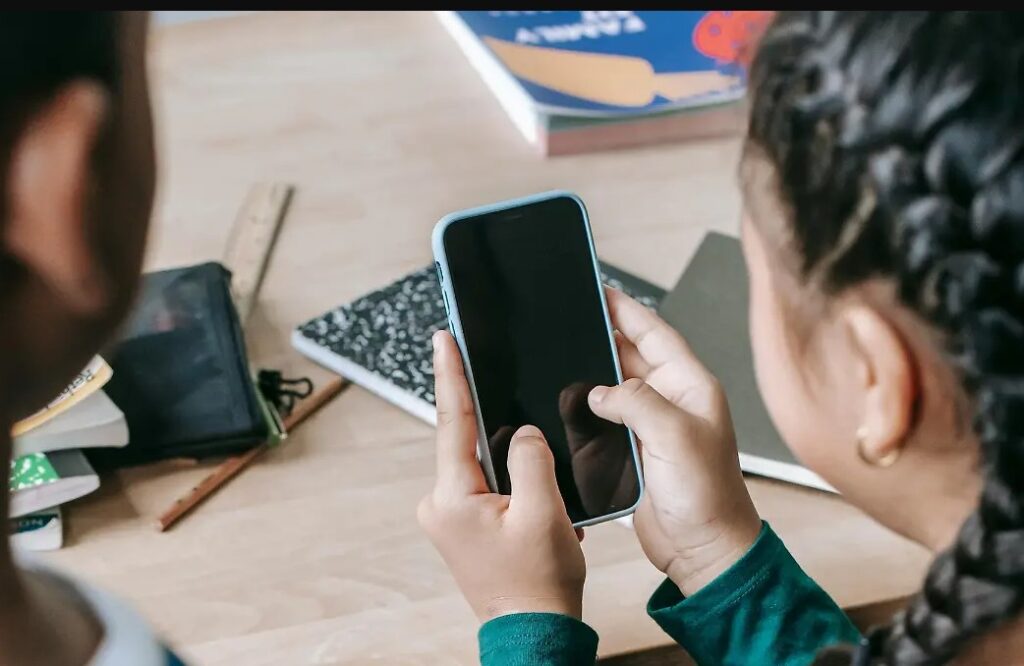 Chile Prohíbe el Uso de Celulares en las Escuelas